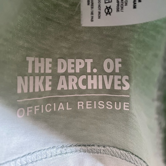 Nike Men’s The Dept. of Nike Archives Short Sleeve Tee in Size Small. - Picture 4 of 6